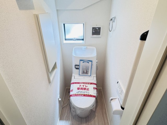 市川市曽谷４丁目新築戸建（曽谷16期）のトイレ|温水洗浄暖房便座つきトイレ