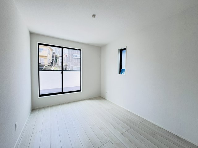 市川市曽谷４丁目新築戸建（曽谷16期）の子供部屋|6帖洋室・南側バルコニー前の明るいお部屋です♪