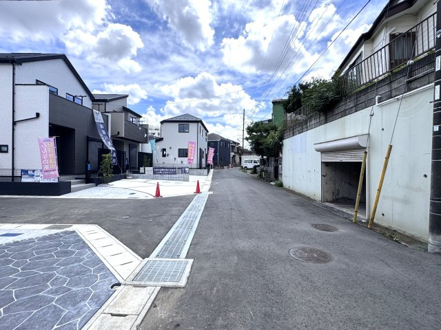 市川市曽谷４丁目新築戸建（曽谷16期）の前面道路含む現地写真|南西側前面道路・幅員約5ｍ