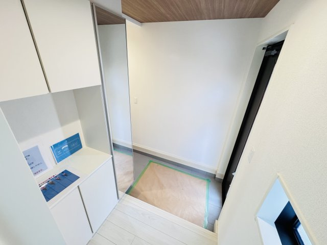 市川市曽谷４丁目新築戸建（曽谷16期）の玄関|玄関ホール・ミラー付きシューズボックス
