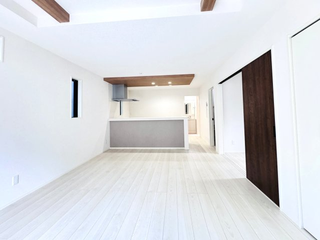 市川市曽谷４丁目新築戸建（曽谷16期）の居間・リビング|18帖リビングダイニングキッチン