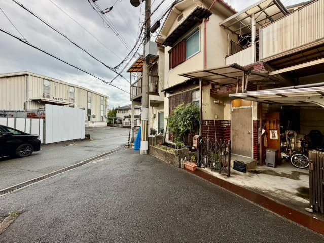 東大阪市新鴻池町の前面道路含む現地写真