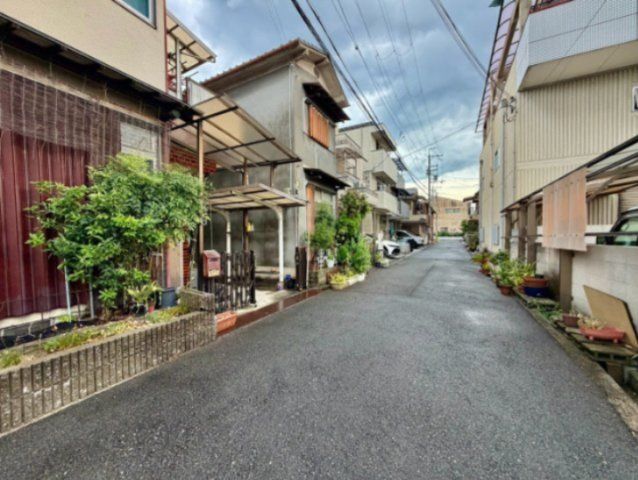 東大阪市新鴻池町の前面道路含む現地写真
