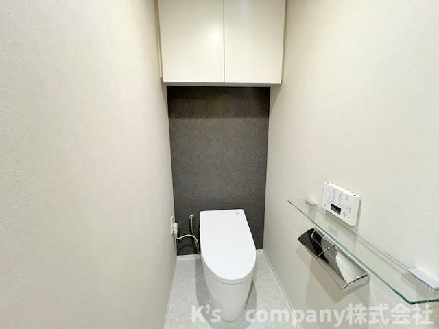 ◎茅ヶ崎市みずき2丁目　グレーシアガーデン湘南みずきのトイレ|ペーパー類の収納ができると棚付きのトイレ◇
