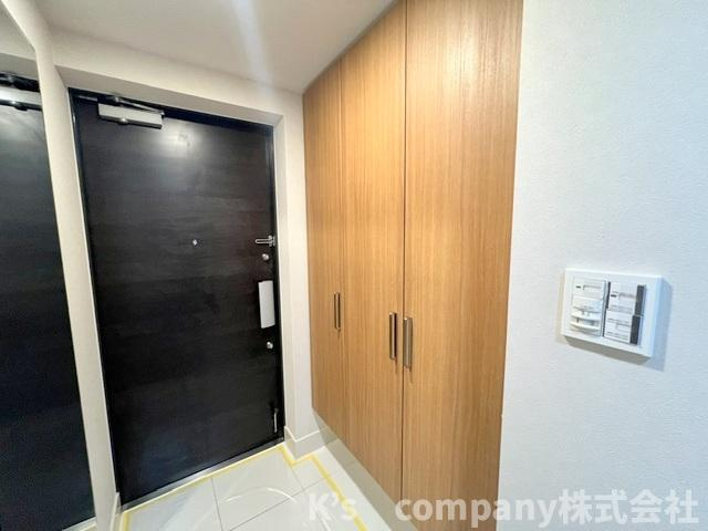 ◎茅ヶ崎市みずき2丁目　グレーシアガーデン湘南みずきの玄関|玄関横には収納力のあるシューズインクローゼット付き☆