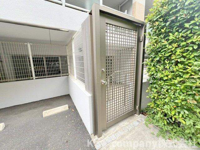 ◎茅ヶ崎市みずき2丁目　グレーシアガーデン湘南みずきの駐車場|専用駐車場から住戸に入る扉☆重い荷物の運び入れもスムーズです◇