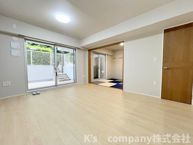 ◎茅ヶ崎市みずき2丁目　グレーシアガーデン湘南みずきの居間・リビング|リビングの正面には広々とした専用テラスがあり、リビングとの一体感を感じます♪