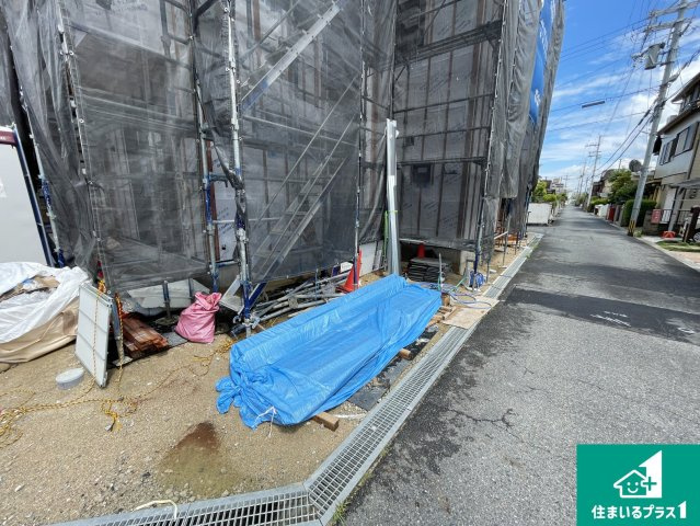 草津市野村　新築一戸建ての前面道路含む現地写真|周辺は落ち着いた街並みの住宅地！子育てがしやすい住環境です！まだ未完成ですが、現地でしかわからない事もございます。是非一度ご覧ください。