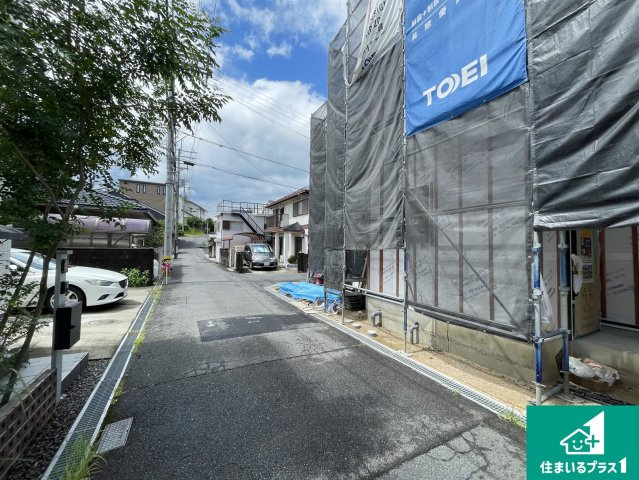 草津市野村　新築一戸建ての前面道路含む現地写真|周辺は落ち着いた街並みの住宅地！子育てがしやすい住環境です！まだ未完成ですが、現地でしかわからない事もございます。是非一度ご覧ください。