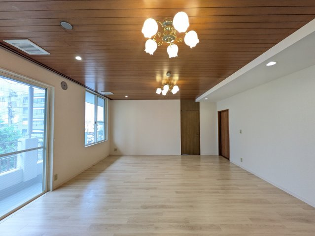 神田秋川駅前ビルの居間・リビング