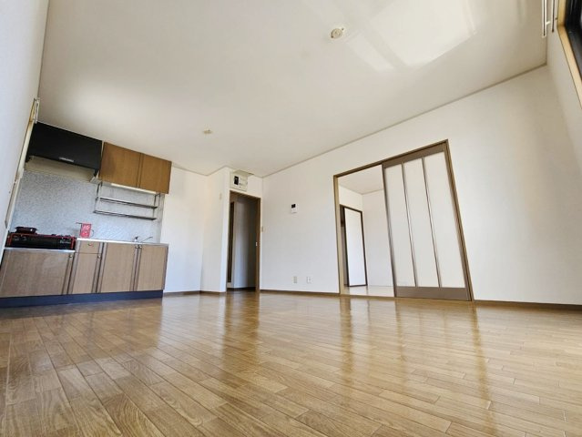 シャトージュネスAの居間・リビング