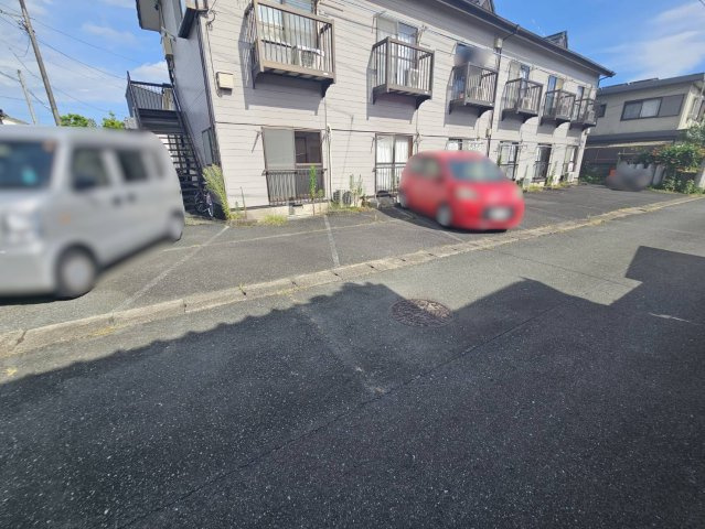 コーポスルガ台の駐車場