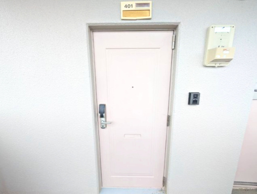 アネックス根洗の玄関