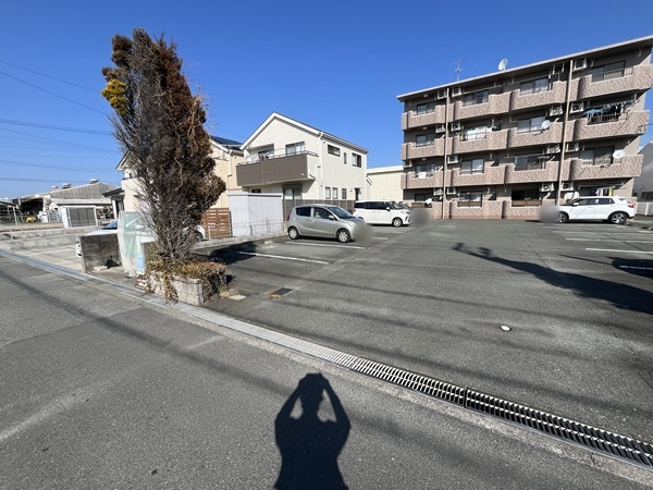トラスティ都盛の駐車場