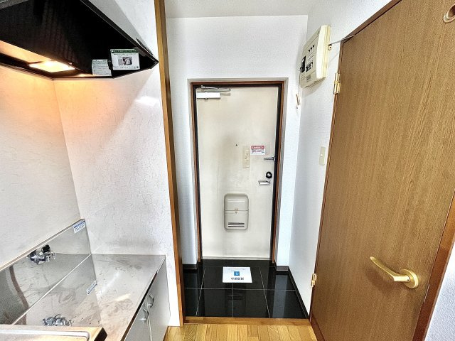 トラスティ都盛の玄関