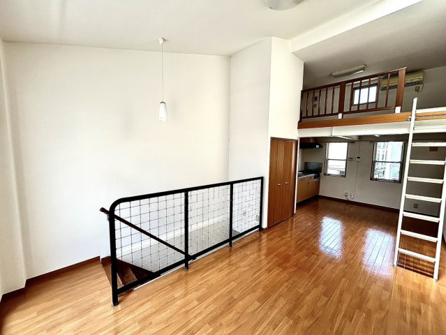 Private Garage 鴨江 SOUTHの居間・リビング