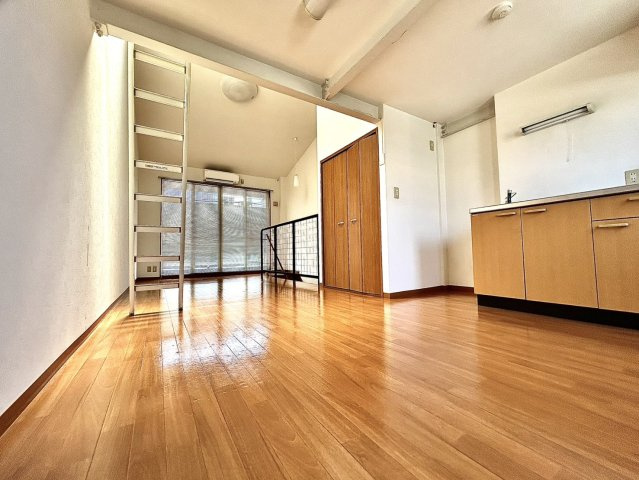 Private Garage 鴨江 SOUTHの居間・リビング