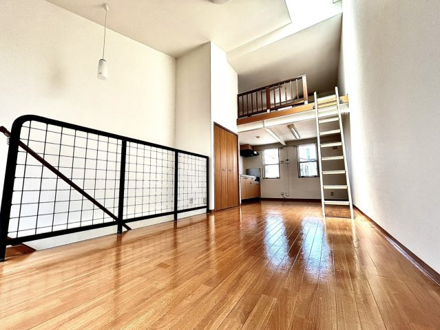 Private Garage 鴨江 SOUTHの居間・リビング
