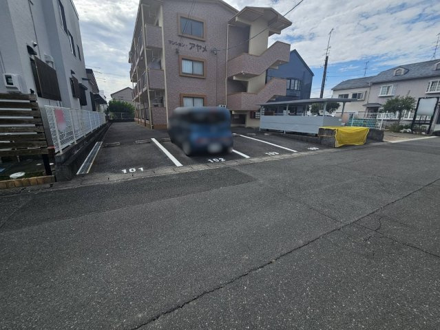 マンションアヤメの駐車場