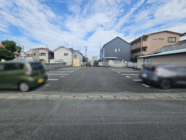 マンションアヤメの駐車場
