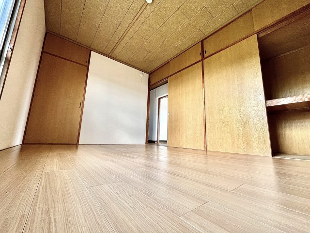 天王ハイツの洋室