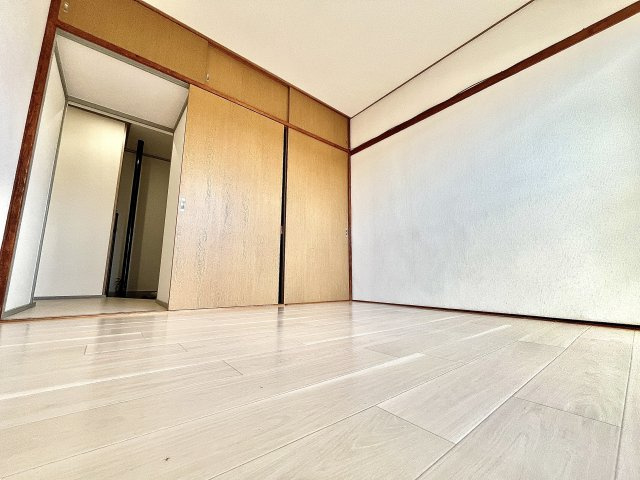 天王ハイツの洋室