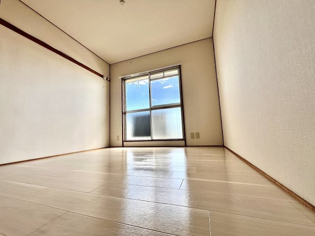 天王ハイツの洋室