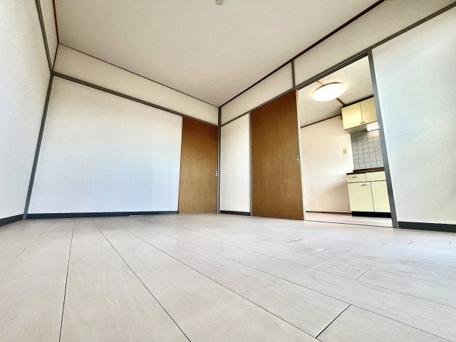 天王ハイツの洋室