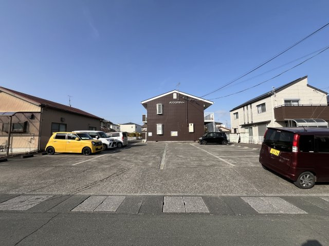 メゾンリバティーの駐車場