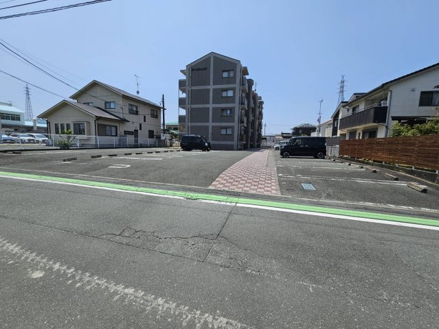 アースウィングの駐車場