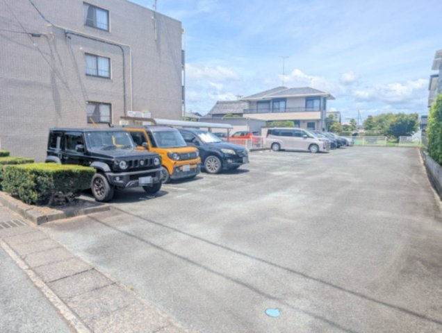 メゾンクレールの駐車場