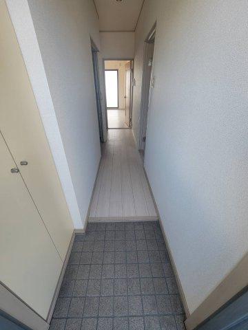 シャトー味谷の玄関|収納もある玄関です