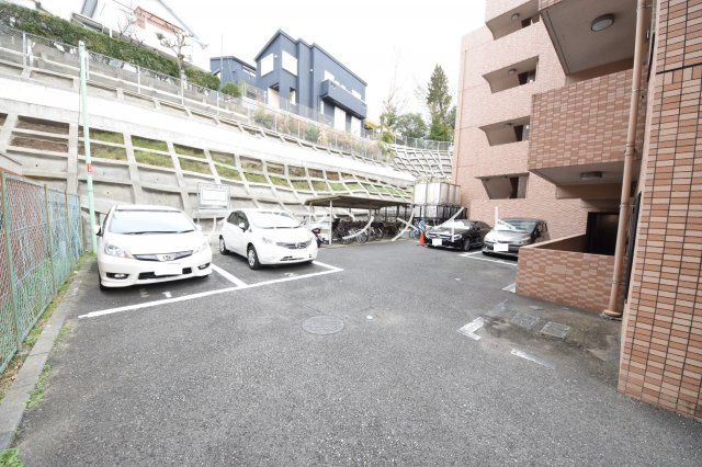 【駐車場】 | アーク戸塚ヒルズ～仲介手数料半月分～ | 敷地内駐車場