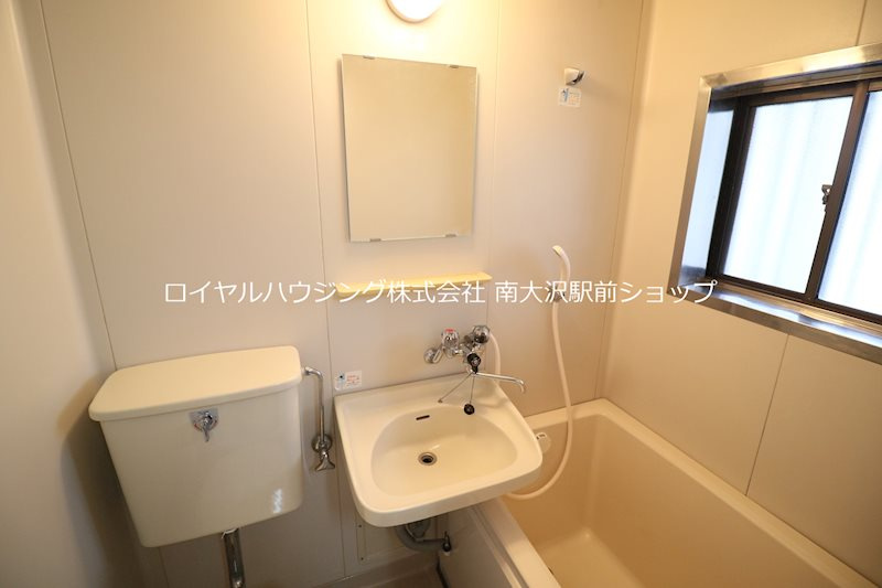 鏡付きの洗面所