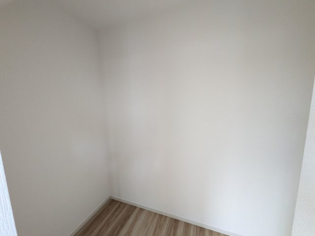 つくば市高見原　9期　新築戸建ての収納|大容量のウォークインクローゼット。衣類はもちろん、スーツケースや季節の家電もまとめて収納でき、居室空間をすっきりと保ちます。