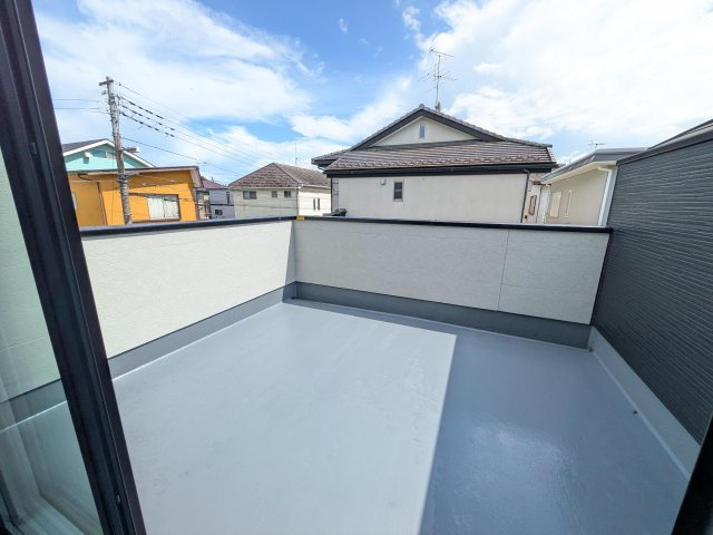 つくば市高見原　9期　新築戸建てのバルコニー|洗濯物も布団もまとめて干せるワイド設計。
広々としたワイドバルコニーで、家事の効率が上がり、日々の暮らしが快適になります。