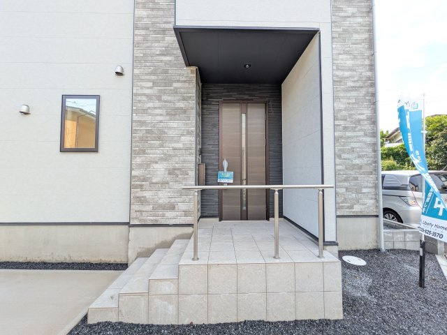 つくば市高見原　9期　新築戸建ての玄関|お洒落な玄関ドアと洗練された外壁デザイン。家の顔にふさわしい上質な佇まいで、ご家族やお客様を迎えます。