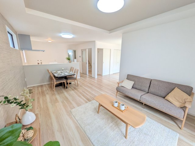 つくば市高見原　9期　新築戸建ての居間・リビング|居心地の良いデザインと機能性を両立。ご友人を招いたり、趣味を楽しんだり、様々なシーンで活躍する団らんの中心地です。