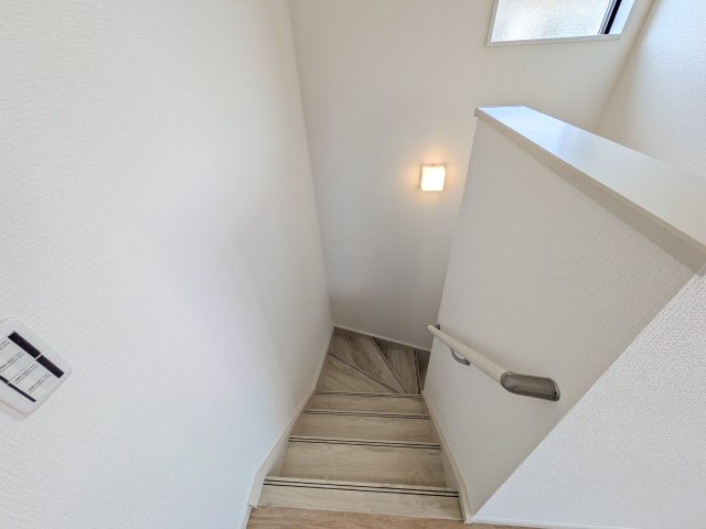 つくば市高見原　9期　新築戸建ての内装|窓付きで明るい階段は、手すり付きでお子様からご年配の方まで安心して上り下りができます♪