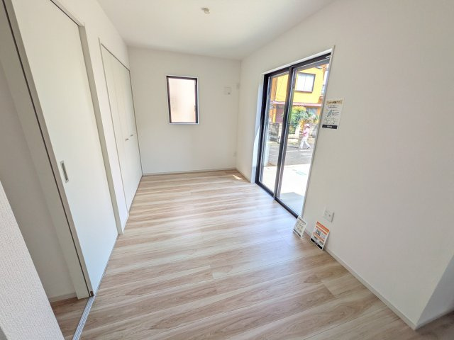 つくば市高見原　9期　新築戸建ての洋室|リビングと繋がる多目的スペース。引き戸を開ければ広々LDK、閉じれば客間や書斎、お子様の遊び場に早変わりします。日当たりも良好です♪