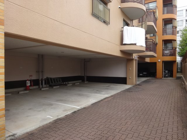 ロイヤルメゾン逆瀬川の駐車場