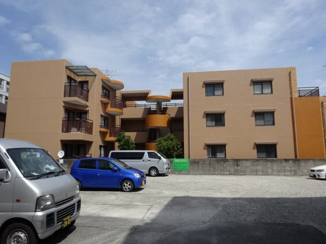 ロイヤルメゾン逆瀬川の外観