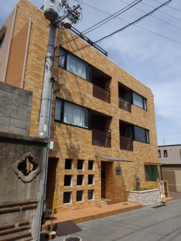 ロイヤルメゾン逆瀬川の外観