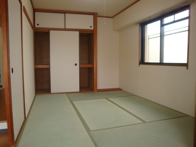 ロイヤルメゾン逆瀬川の和室