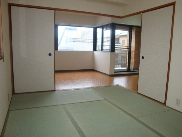 ロイヤルメゾン逆瀬川の和室