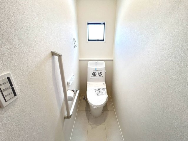 ダイマルタウン　一宮市西五城第5　全4区画分譲のトイレ|新素材「アクアセラミック」は、便器洗浄やお掃除をするたび汚物を浮かせて洗い流すのでお掃除楽々です。