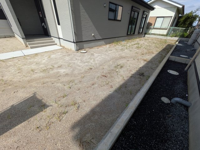 土浦市木田余　1期　新築戸建て　3号棟の庭|リビングに明るい光を届ける広々とした南庭。
お子様の遊び場やペットのスペースとしても最適です。
室内外で心地よい暮らしが叶います。