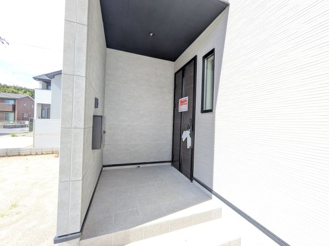 土浦市木田余　1期　新築戸建て　3号棟の玄関|お洒落な玄関ドアと洗練された外壁デザイン。家の顔にふさわしい上質な佇まいで、ご家族やお客様を迎えます。