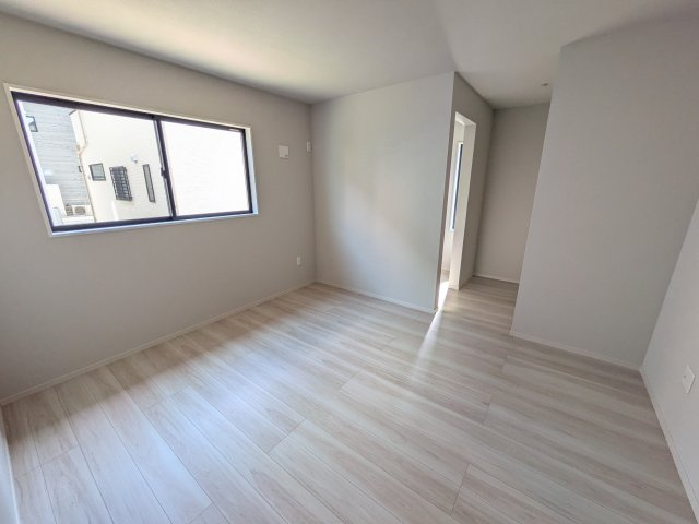 土浦市木田余　1期　新築戸建て　3号棟の洋室|たっぷり収納と明るい窓で、片付けも気持ち良くできる洋室。
お子様の「自分の部屋が欲しい」という夢を叶えます。