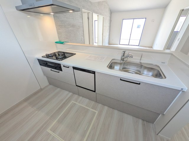 土浦市木田余　1期　新築戸建て　3号棟のキッチン|料理がもっと楽しくなる広々としたワークトップ。お手入れしやすい素材を採用し、日々の掃除もラクラクこなせます。